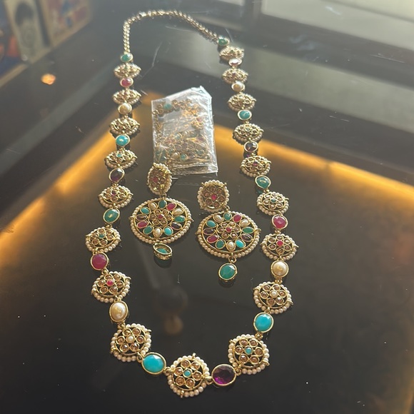 NWOT Colourful Necklace set with Maatha Teeka & matching earrings ! - Picture 9 of 9